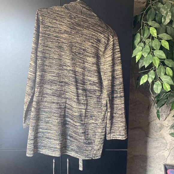 Jones NY size XL top. Approximately 29 inches long. Gold & black. Nice condition - Picture 4 of 7
